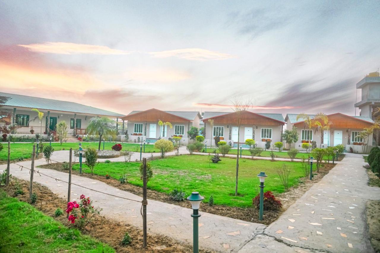 Hotel Greenland Safari Sauraha Exterior foto