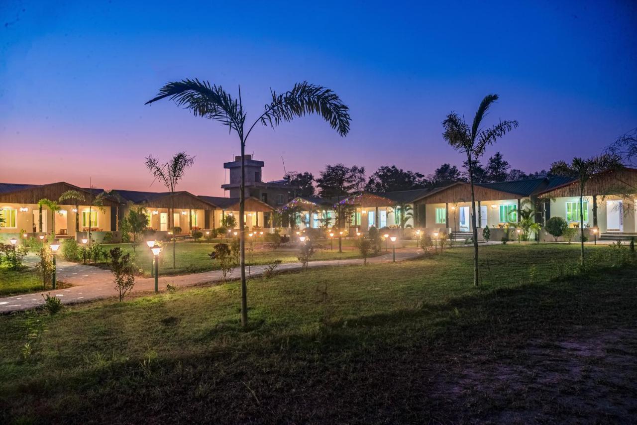 Hotel Greenland Safari Sauraha Exterior foto