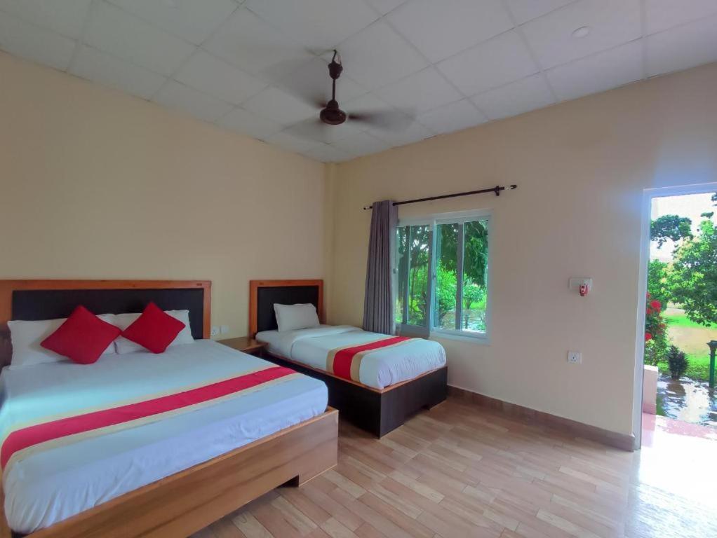 Hotel Greenland Safari Sauraha Exterior foto