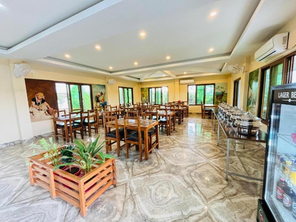 Hotel Greenland Safari Sauraha Exterior foto